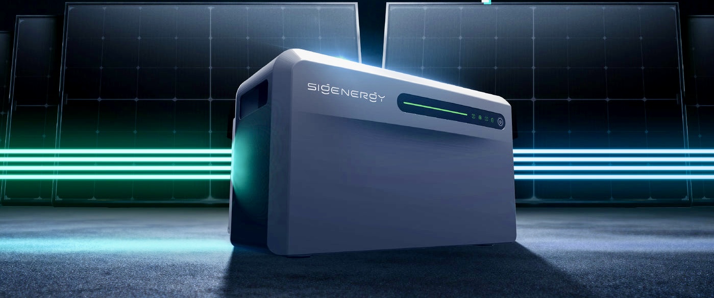 Batterie Sigenergy avec panneaux solaires et lignes néon pour le Pack Coffre Nomade Lepton